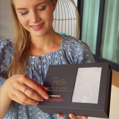 Revealing the pearl oyster and heart necklace hidden in the gift box
